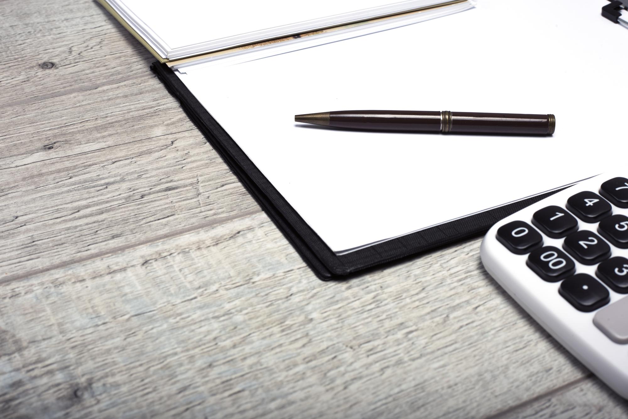 Close-up eines Compliance-Checklists auf Tisch